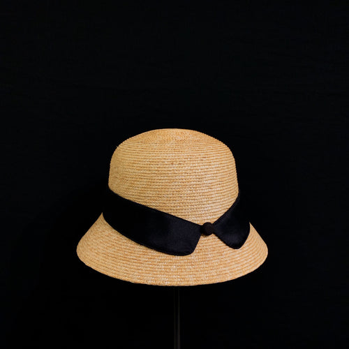 ブラウスを着た帽子